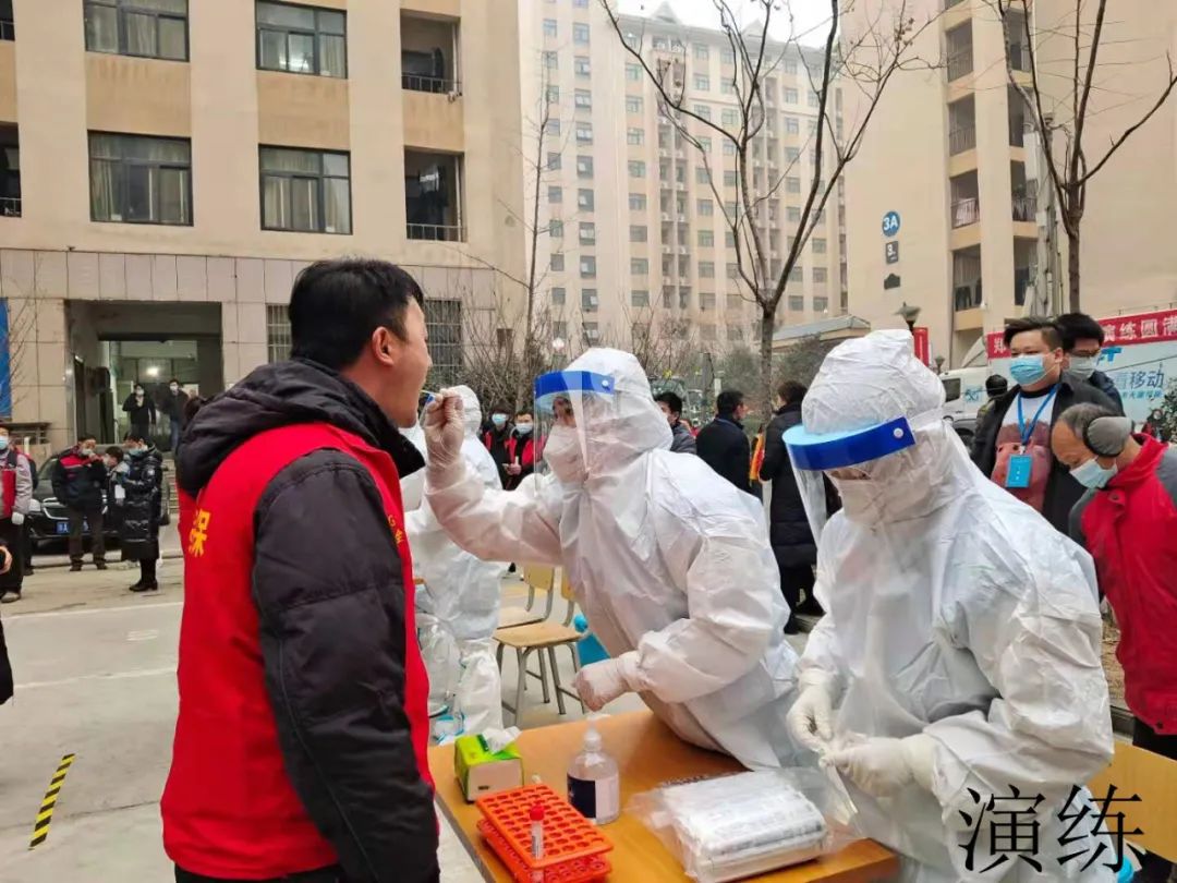 未雨绸缪郑州在航空港实验区进行全员核酸检测实战演练