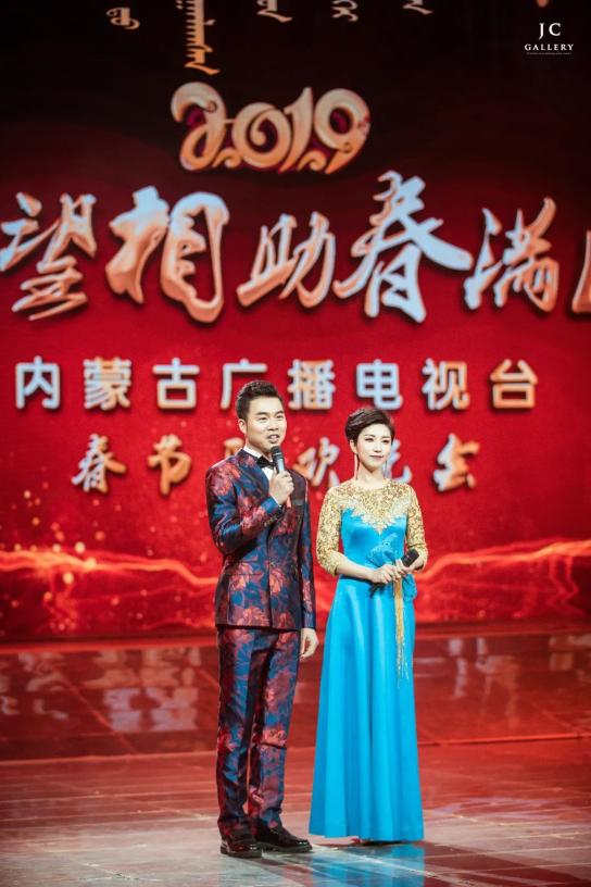 2019年春晚主持人之一海旭(左一)