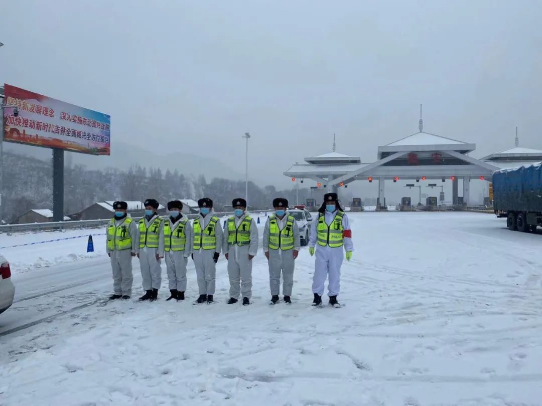 集安交警风雪严寒中的逆行者