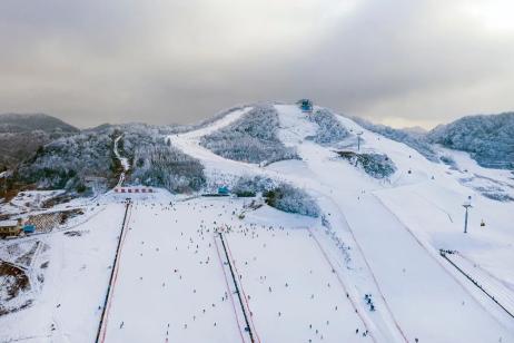 鄂西屋脊耸新城 ——巴东绿葱坡滑雪及高山运动