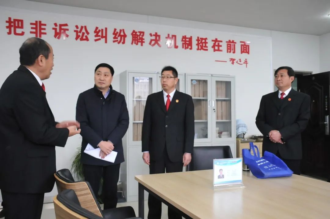 金湖县政法委书记张荣平调研法院队伍建设