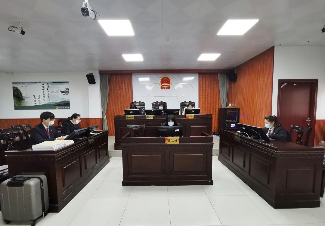 泰兴法院公开开庭审理泰兴市司法局原副局长刘辉球受贿案