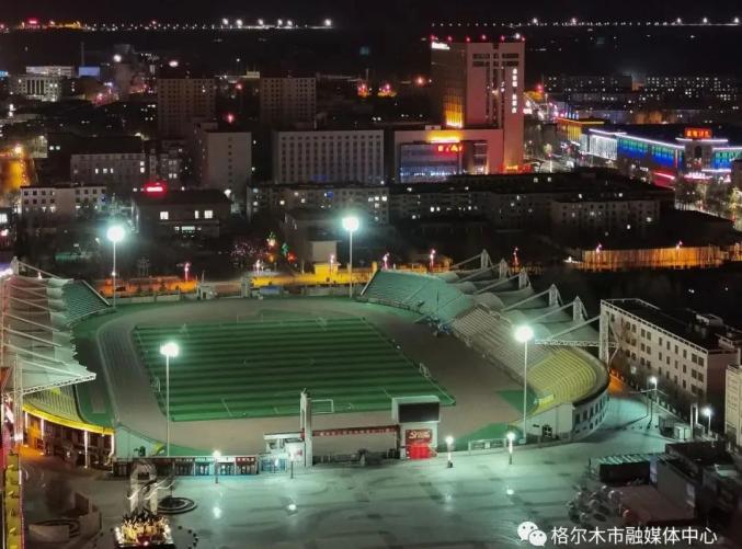 景交相辉映中 显得妩媚多姿 ……让城市有了流动的色彩格尔木的夜景