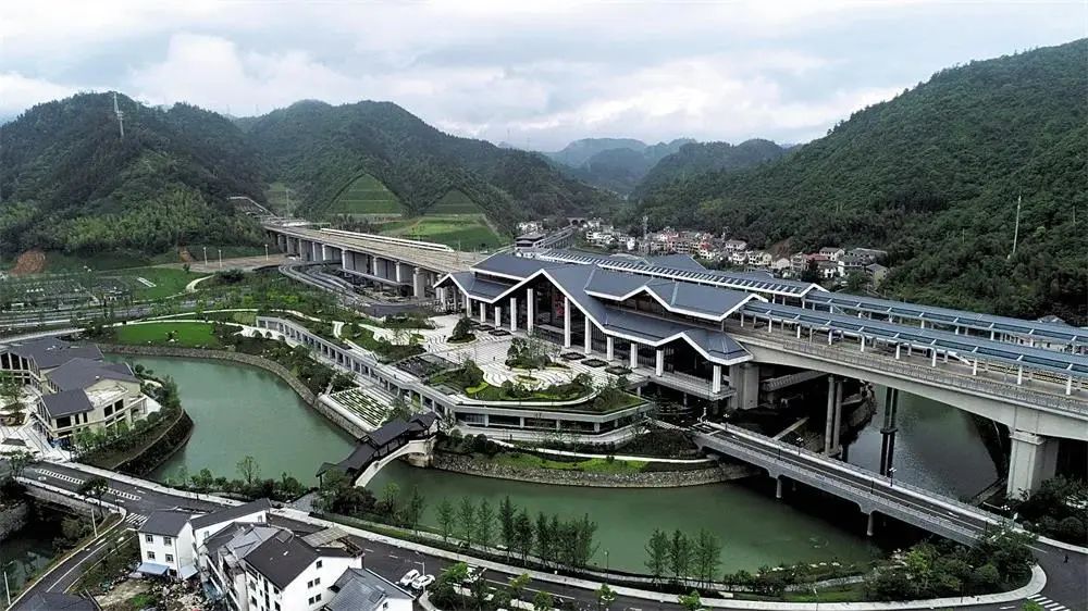 依山傍水千岛湖站 原瑞伦 摄武汉站"千年鹤归"靓四季夕照武汉站 何