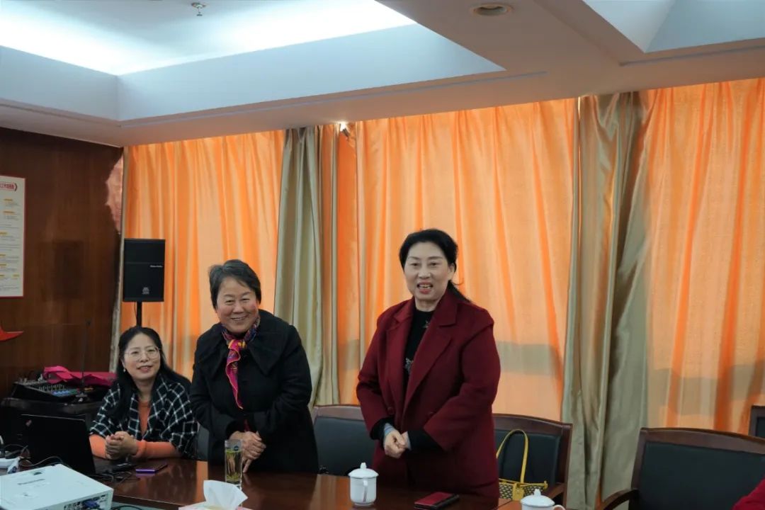 1月28日,县女企业家协会会长张菊秀带领协会会员来到县妇联慰问退休老