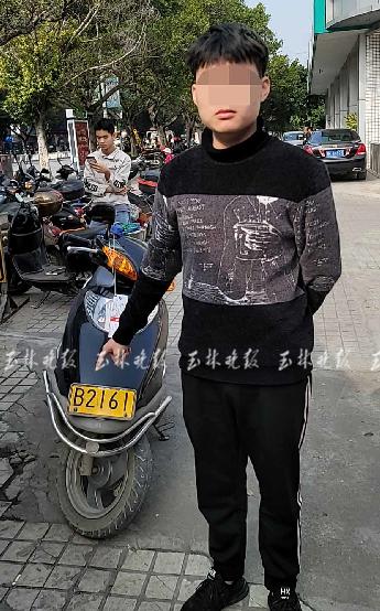 认真的吗小伙无证驾驶摩托车被查车牌号前后还不一致