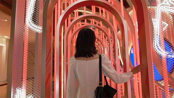 连廊层次墙 这条连廊可是内有乾坤! 层次墙上的字 拼凑起来是一句