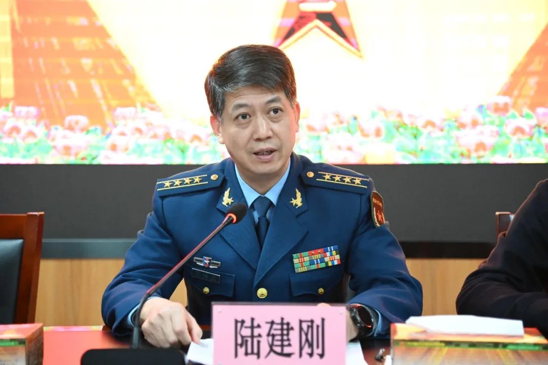 南昌警备区司令员陆建刚宣布南昌警备区党委关于王强同志任进贤县人武