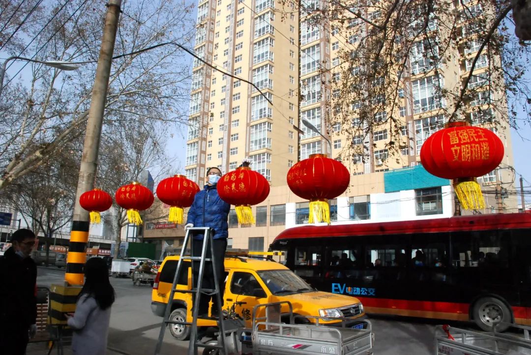 【双节氛围】道北路街道:挂灯笼迎新年 街头年味儿浓