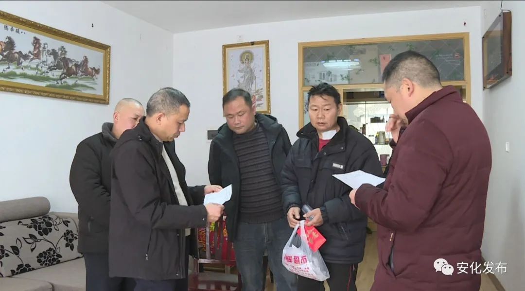 在困难职工家中,彭加军与困难职工亲切交谈,详细了解