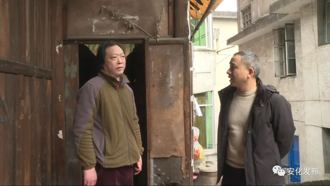 在困难职工家中,彭加军与困难职工亲切交谈,详细了解