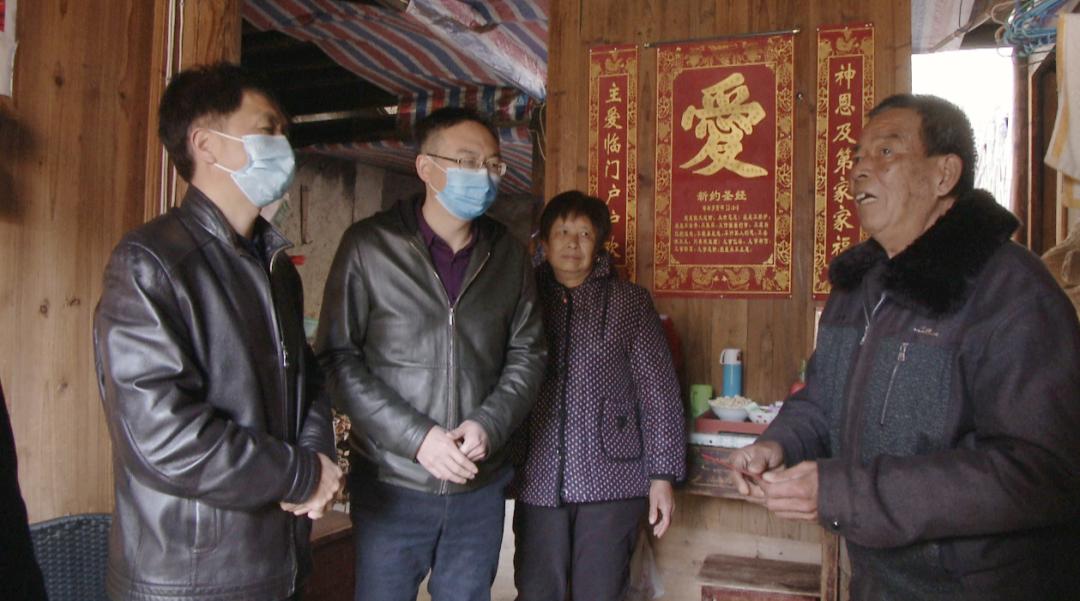 1月29日,县委常委,常务副县长郑国淑深入城东街道常坝村开展节前慰问