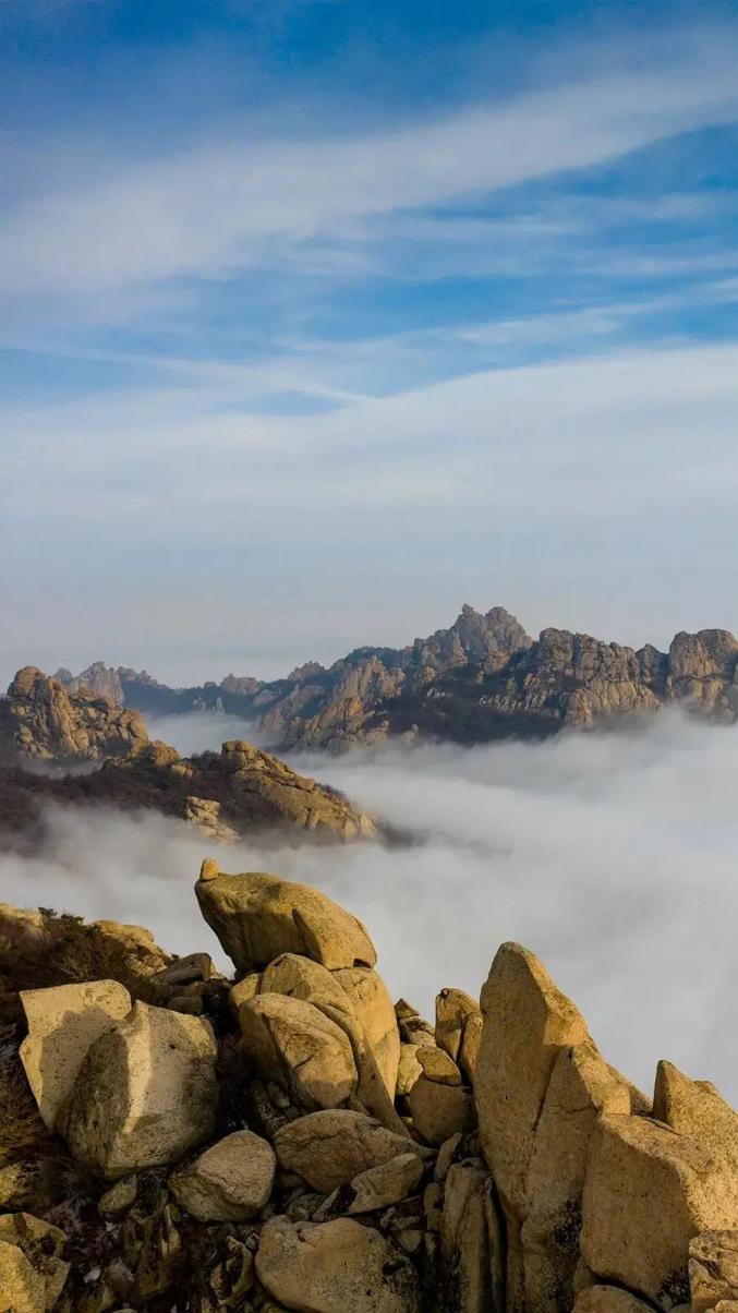 渐聚渐散,远处的山海隐在了雾中,这层层雾霭也给山蒙上一层神秘的面纱