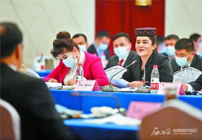 伊宁市人民法院2月1日,开巴奴斯提卡达木代表(右)在喀什地区