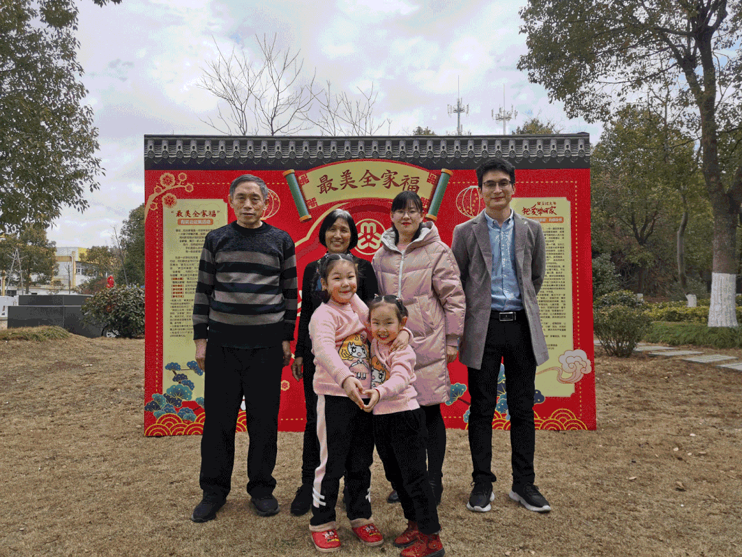 邀请专业的摄影师为他们拍摄全家福,并制作成精美的相框赠送给他们