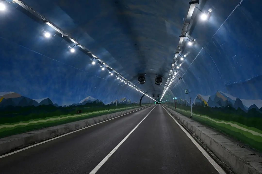 汶马高速鹧鸪山光影隧道景观艺术涂装技术