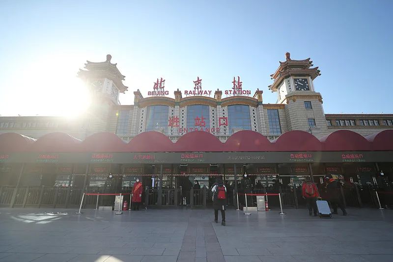 受疫情影响,北京站进站口零星旅客拖着行李刷身份证进站乘车.