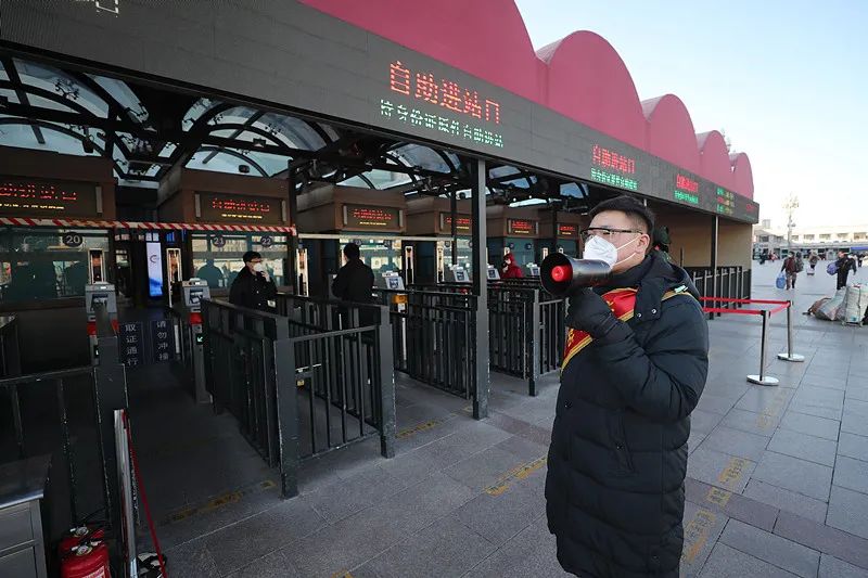 北京站专门组织引导员在进站口及站内引导旅客有序进站,乘车.