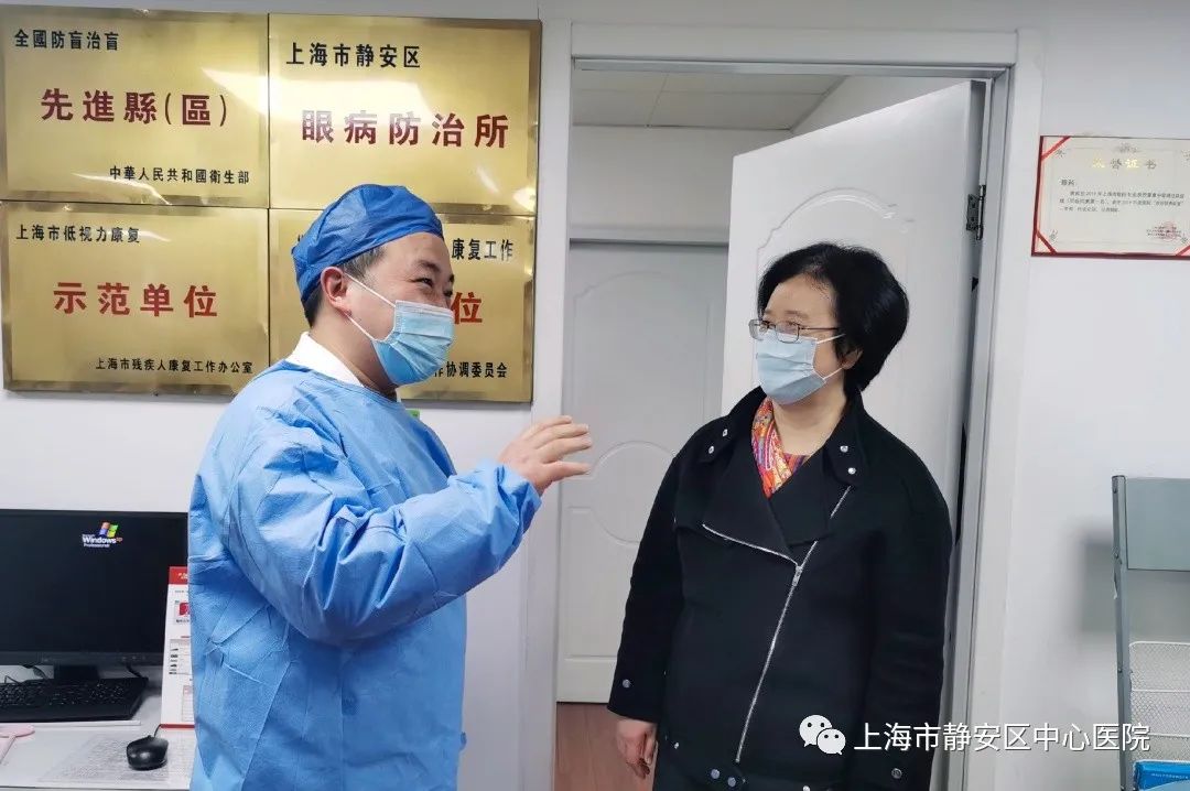 静安区副区长刘燮看望慰问区第二届道德模范吴良成