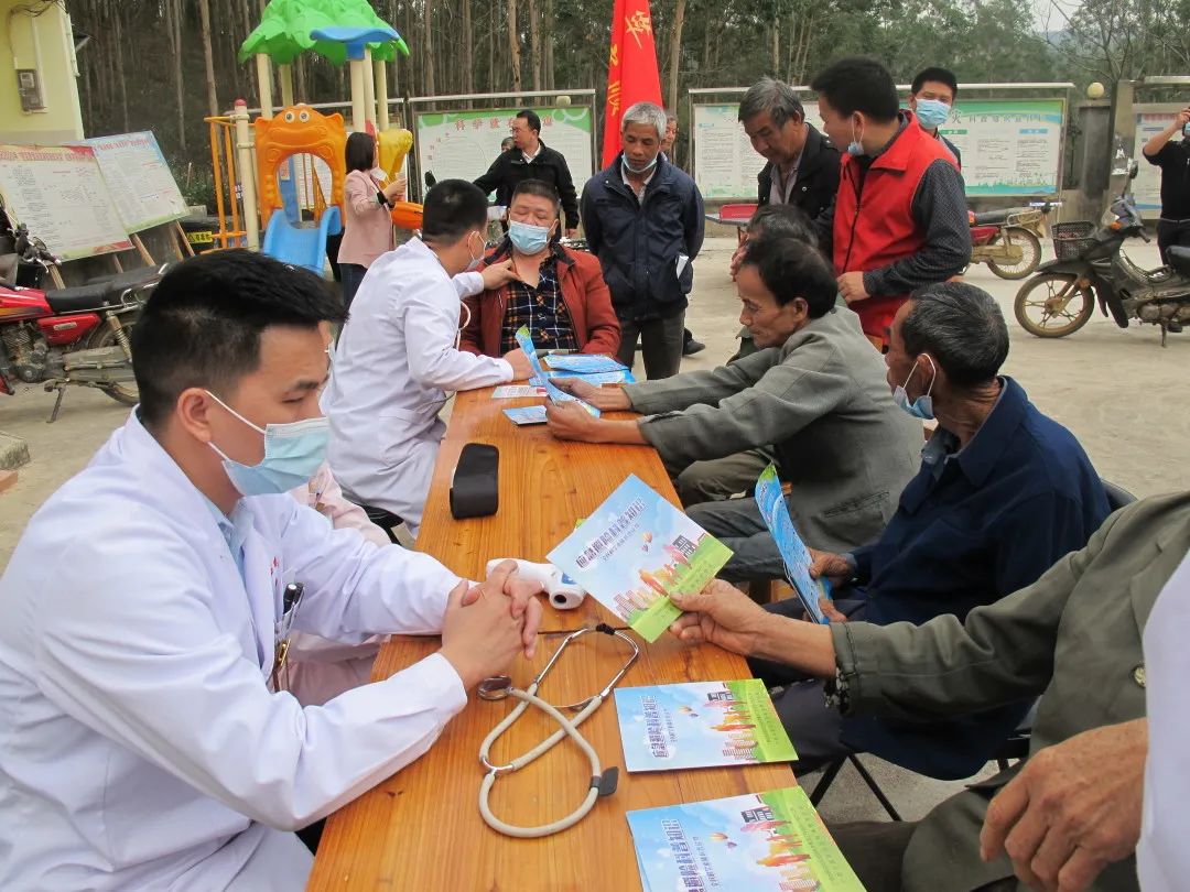 卫生义诊活动送温暖活动当日,符锦成,黄岳联以及钦州宝顺医院副院长