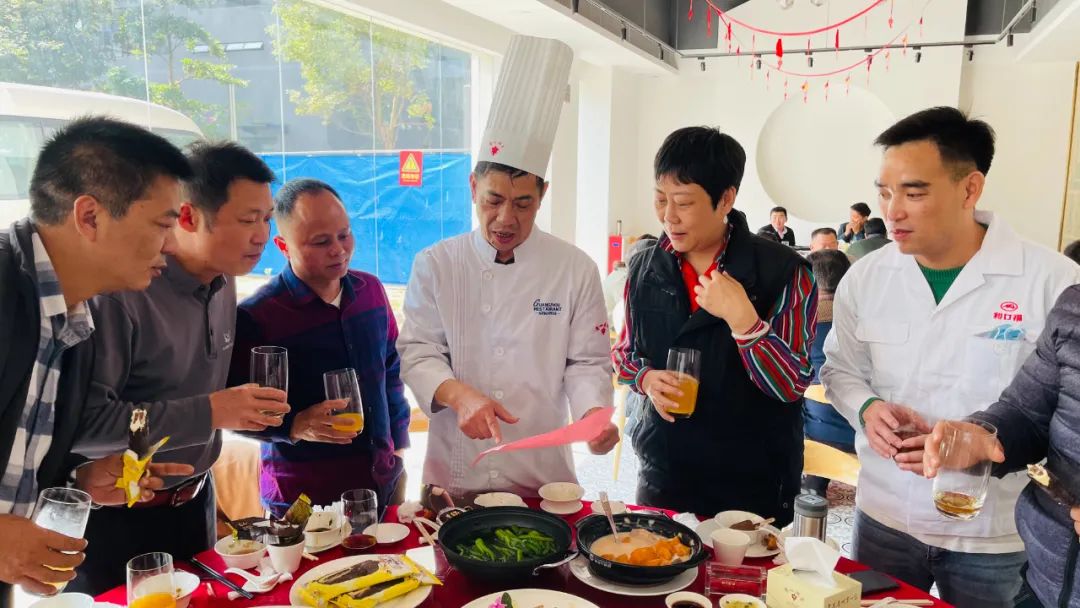 在接到团圆饭保障任务后,广州酒家集团两位外派驻村干部唐贵斌,冯国锋