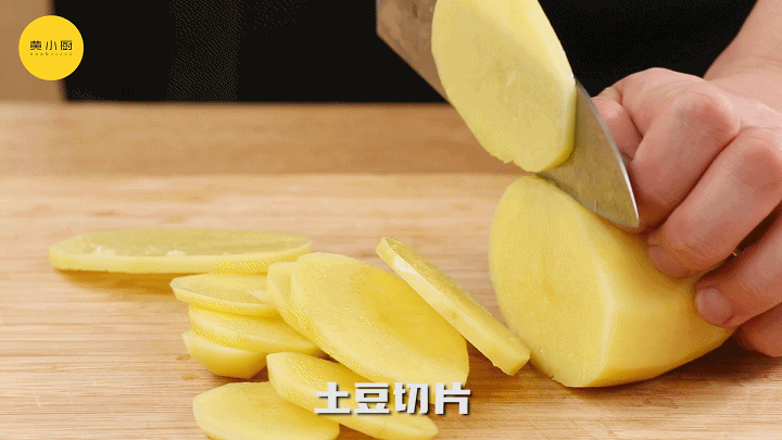 步骤    土豆切片,胡萝卜刨丝;锅中加水,放入土豆片蒸10分钟,蒸熟装盘