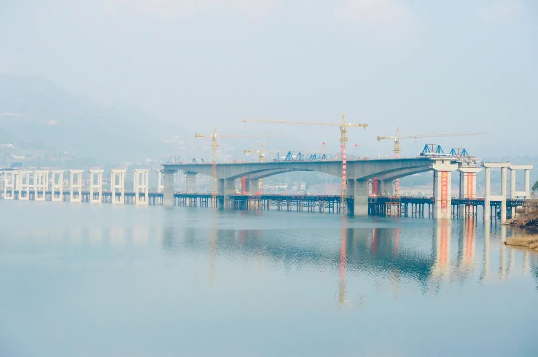 1月28日,城开高速重要控制性工程——澎溪河特大桥主桥双幅实现"高