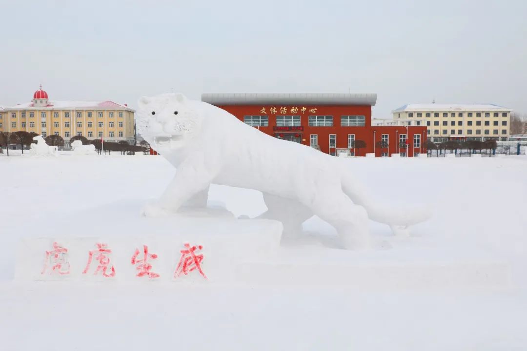 此次雪文化节的主场为七台河监狱中心广场,主题为"十二生肖"雪雕制作
