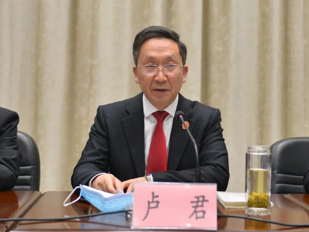 卢君院长首先代表重庆市三中法院党组,向一年来坚韧执着和勤奋辛劳的