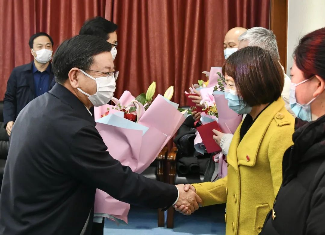 新春佳节来临之际,2月7日下午,金山区委书记胡卫国,副区长吴瑞弟,区