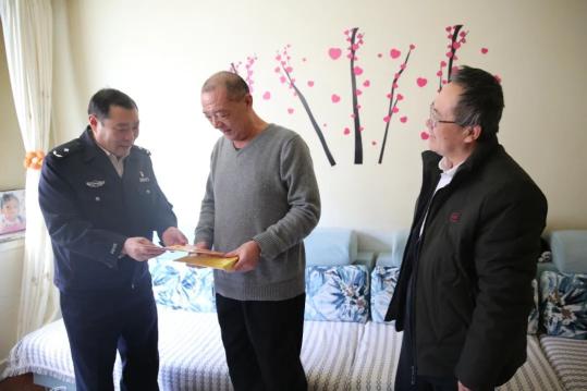 张壁成,景光耀慰问嘉峪关市公安局因公负伤和因病致困