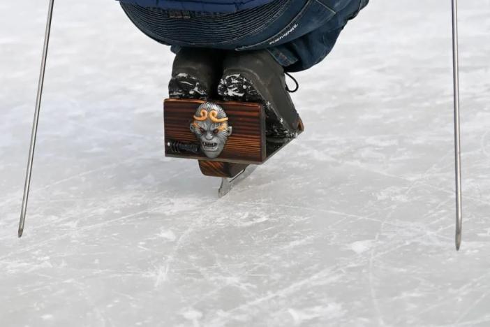 2月7日,市民在长春市伊通河畔的冰场上滑单刀冰车.