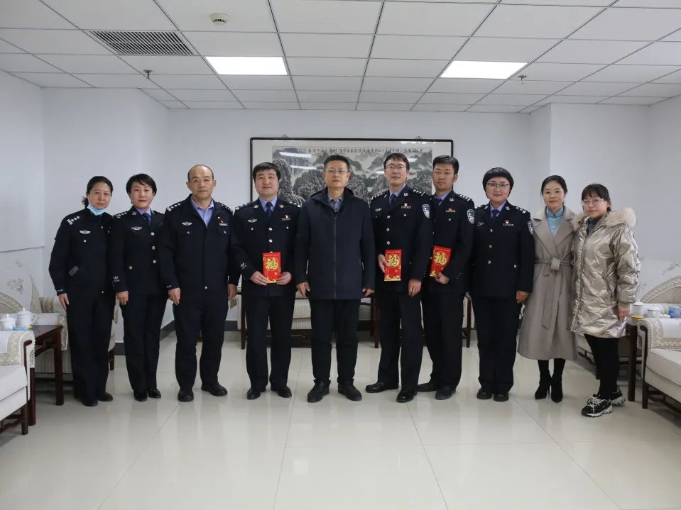 市委政法委吕俊义副书记慰问市公安局受表彰先进个人