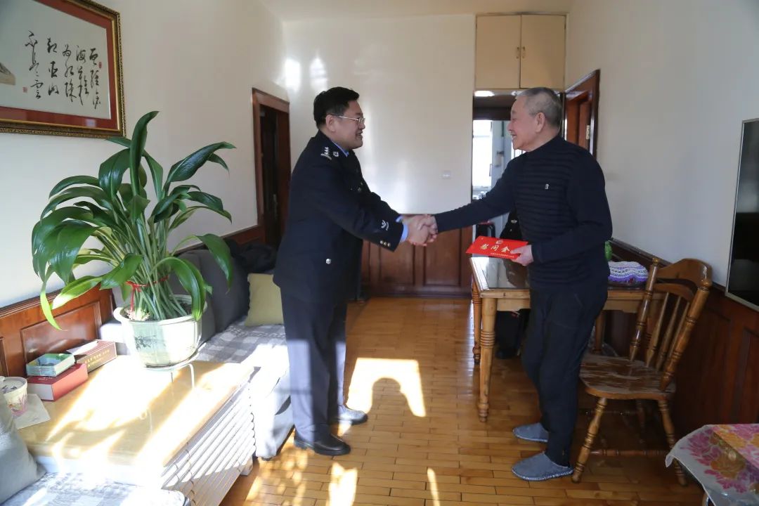 春节慰问送关怀寒冷冬日暖警心大林公安局领导看望慰问