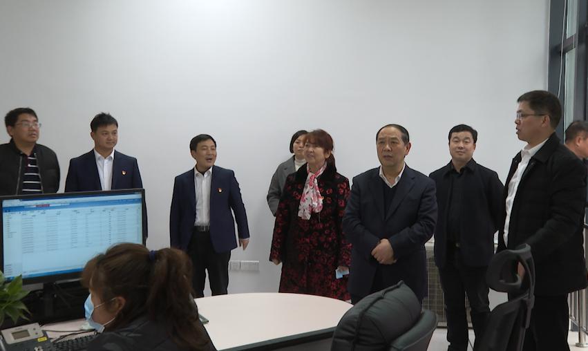 谭精益节前看望慰问坚守岗位的一线干部职工和部队官兵