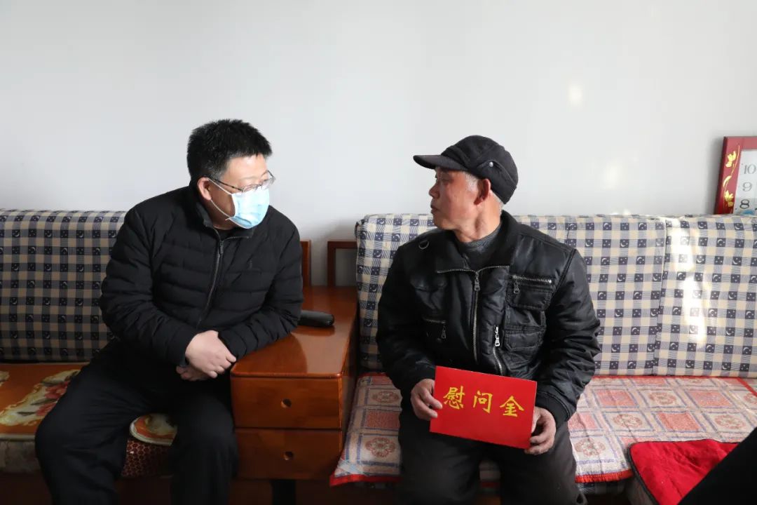 市领导杜君河走访子女因疫情防控需要异地过年身边无亲人陪伴的老年人