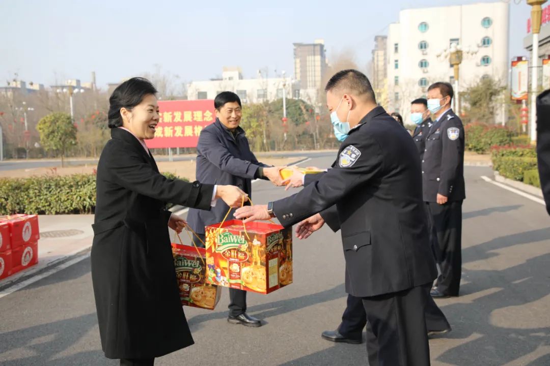 2月10日上午,区委副书记,区长马晓平,区委副书记张延峰分别带队走访