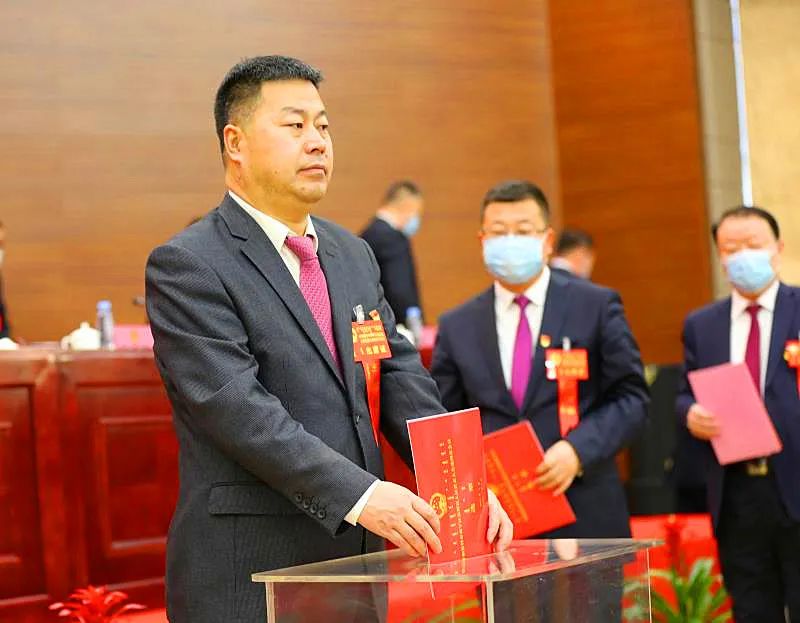 经全体代表投票选举,程重重当选呼和浩特市赛罕区人民政府区长,并在