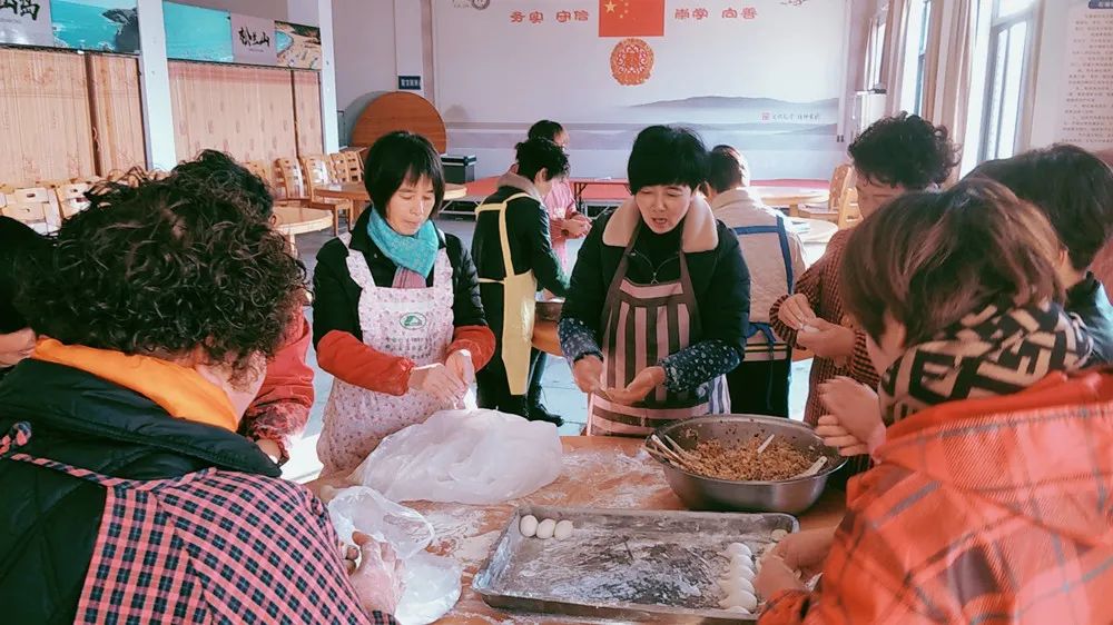 送温暖"妈妈的味道陪你留象过年活动,妇女们用石浦美食邀请外来人员在