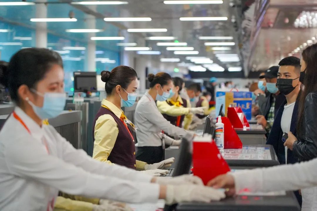 当日月准备进行换班时,地面值机员已经开始忙碌地为早高峰旅客办理