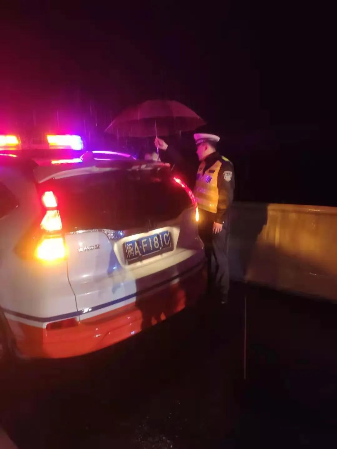春节我在岗|雨夜,福州高速交警守护您的春节返乡路