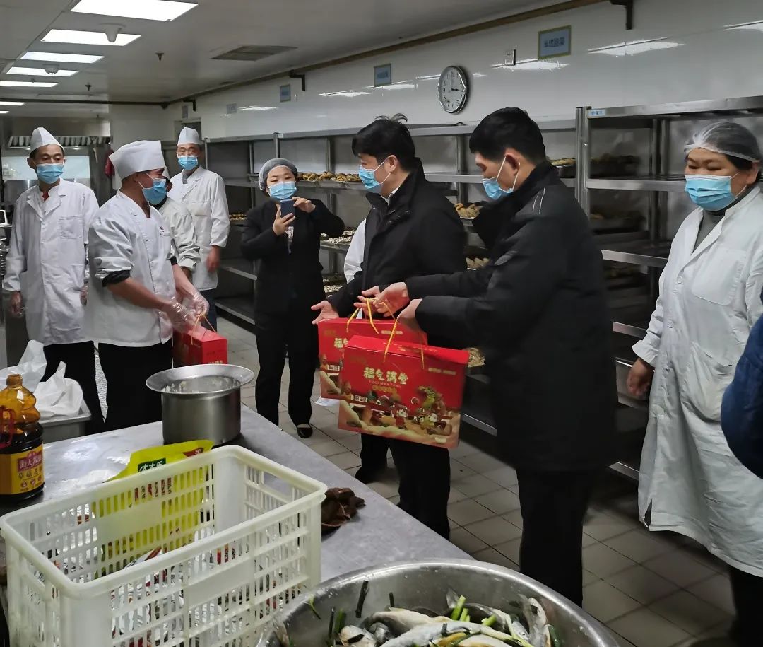 大年夜院领导给坚守岗位的员工们拜年啦