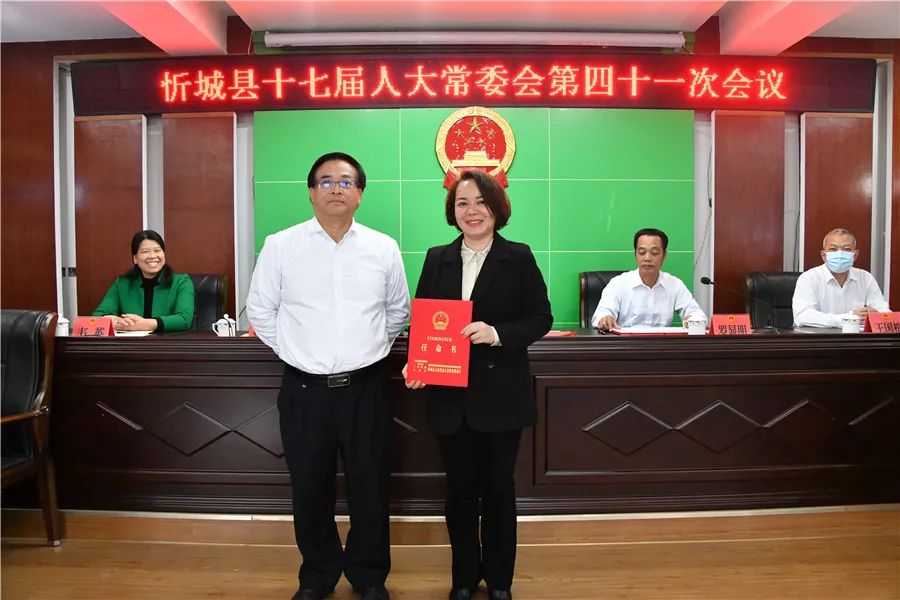 韦猛正式当选忻城县人民政府代理县长