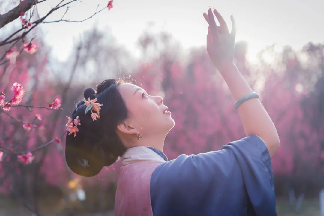 唯美穿越现场!汉服小姐姐带你解锁梅花节拍照的n种姿势!