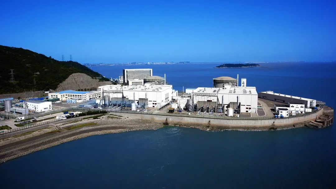 "重点工程,中加两国最大经济合作项目,采用加拿大坎杜6重水堆核电技术