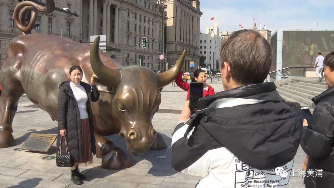爱申活暖心春新年去哪沾牛气景区迎来大客流外滩金牛成主角