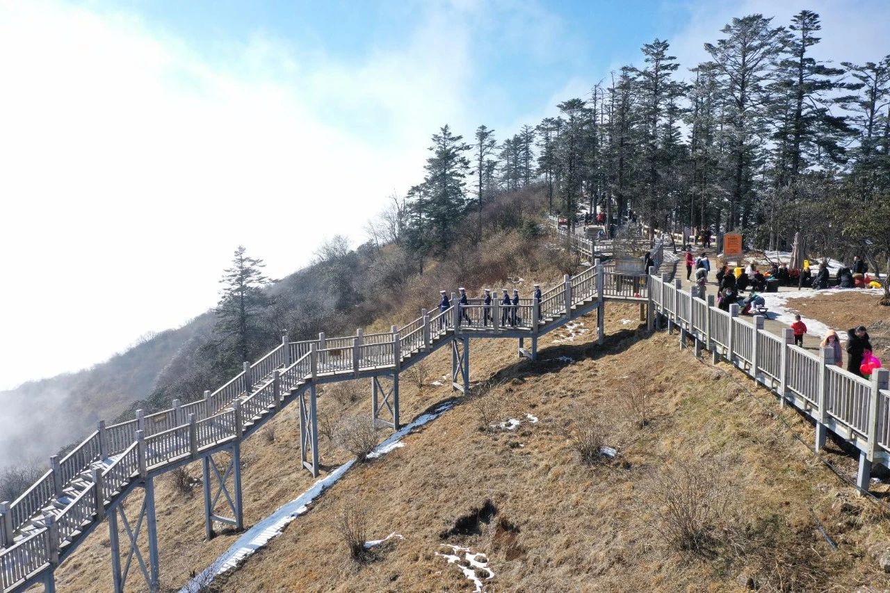 森林消防员在西岭雪山的新春巡护路