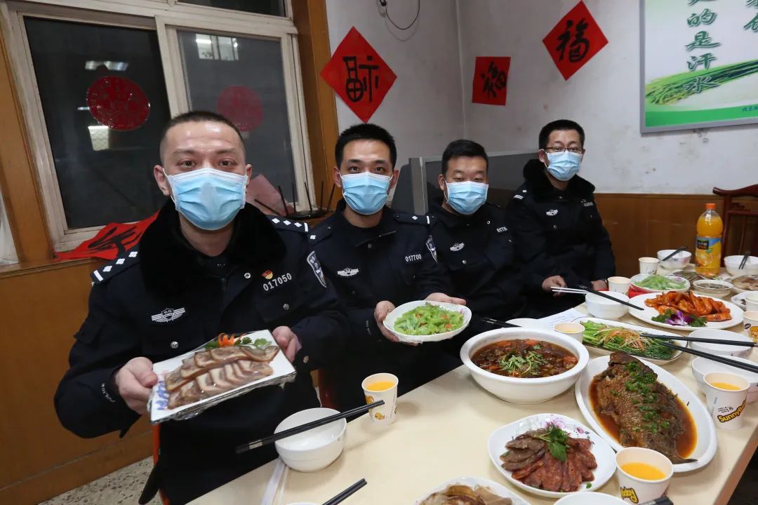 石家庄公安处党委组织值班备勤干部民警共进年夜饭同祝过年好