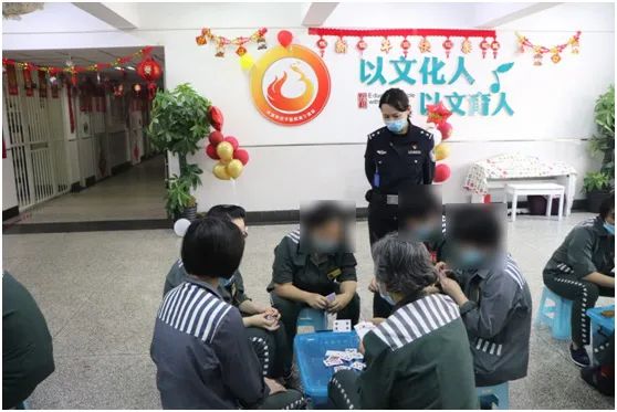 女子监狱警察组织服刑人员开展棋牌比赛.