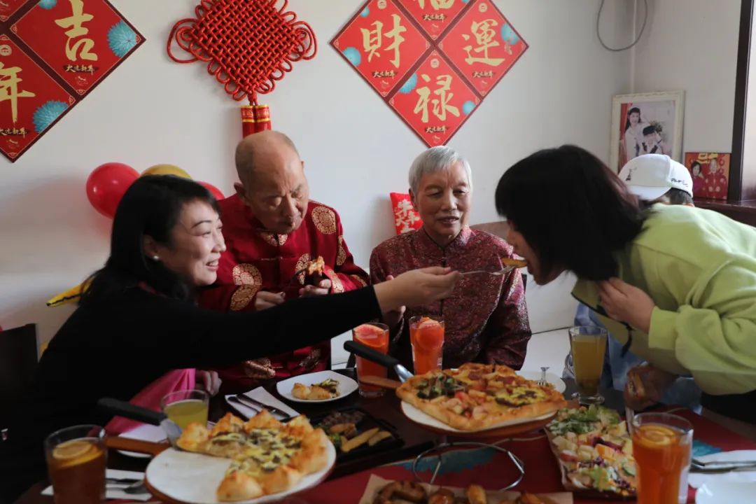 过年了他们用必胜年夜饭致敬城市守护者有你们真好